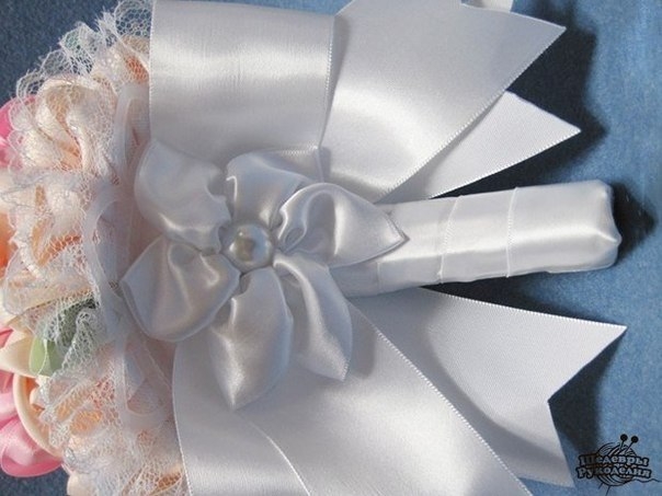 Нежный букет из атласных лент