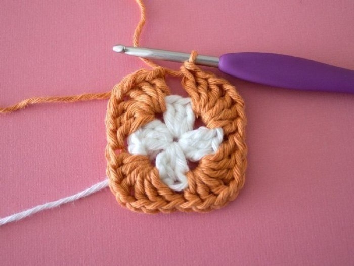 Подушка, вязанная крючком