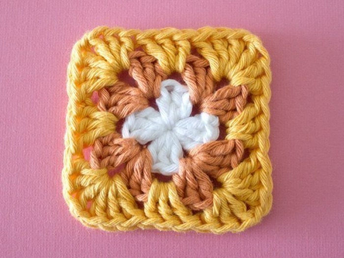 Подушка, вязанная крючком