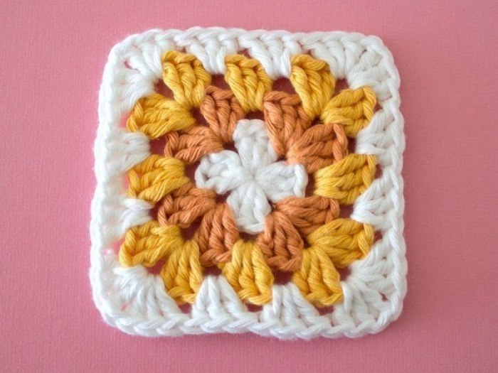 Подушка, вязанная крючком