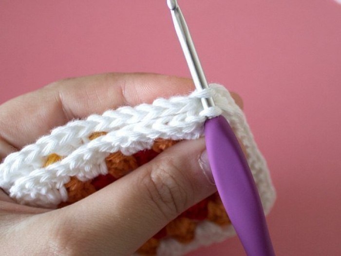 Подушка, вязанная крючком