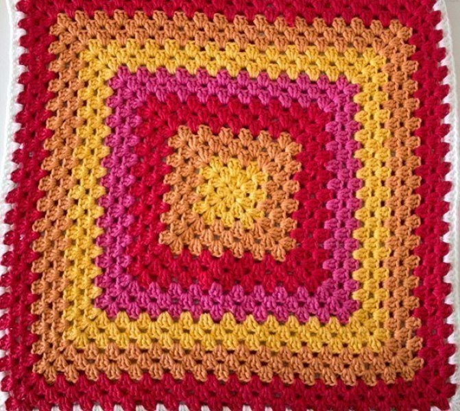 Подушка, вязанная крючком