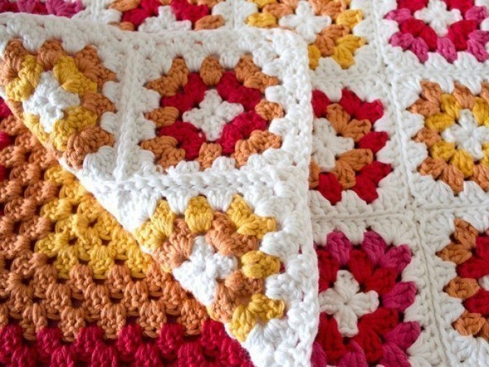 Подушка, вязанная крючком