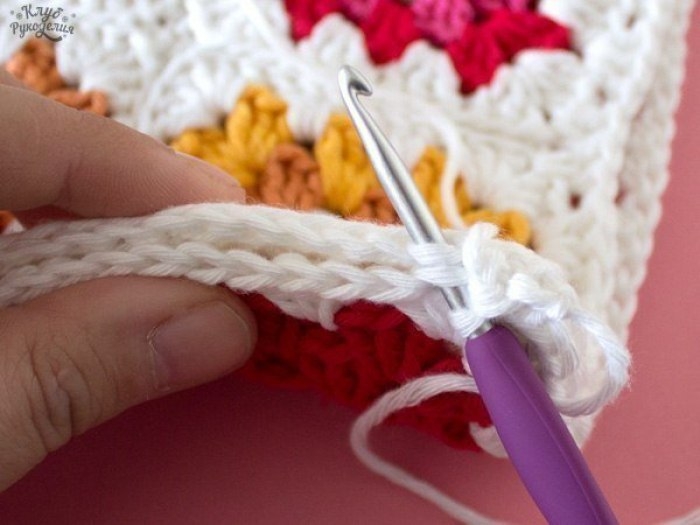 Подушка, вязанная крючком