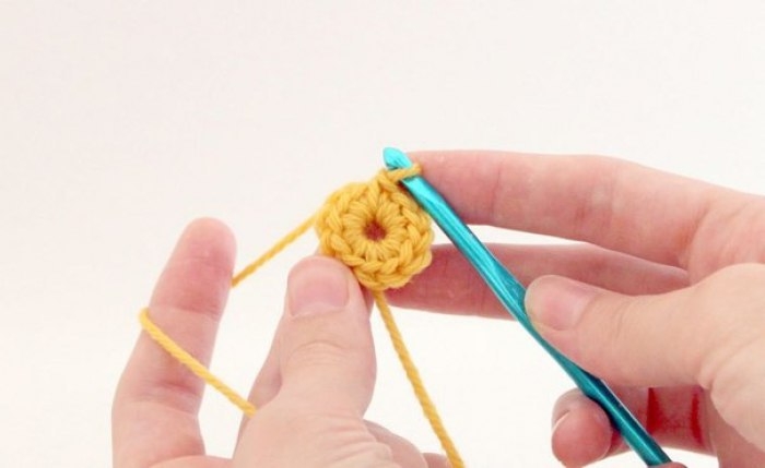 Вяжем цветочки крючком