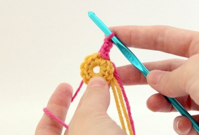 Вяжем цветочки крючком