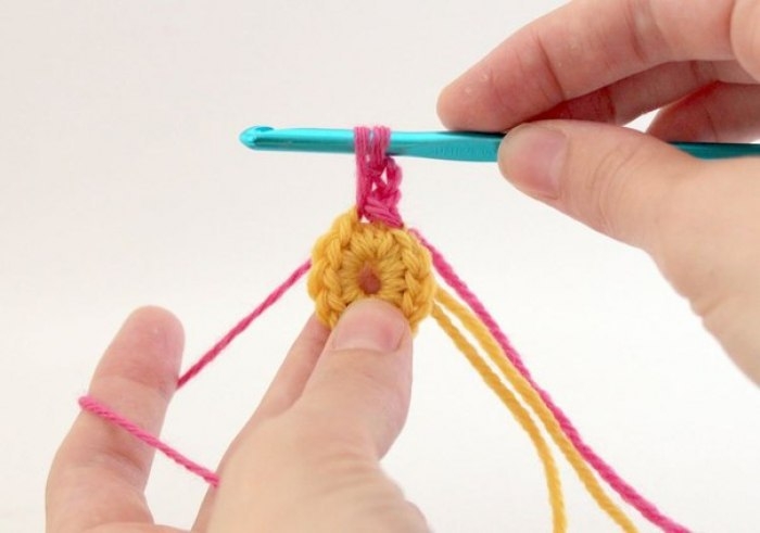 Вяжем цветочки крючком