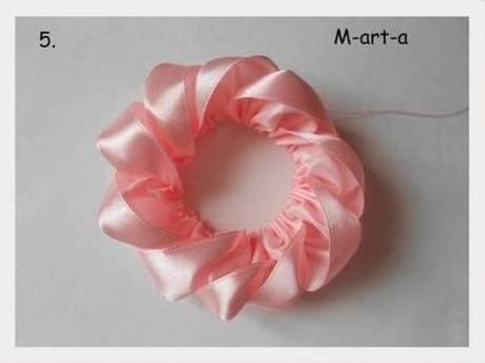 Роза из атласной ленты в технике канзаши .