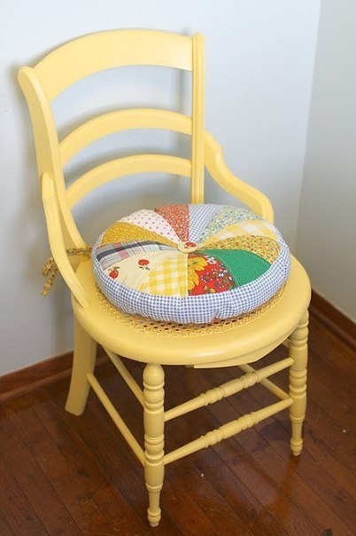 Яркая подушечка