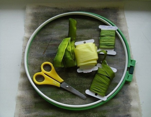 Вышиваем нарциссы лентами