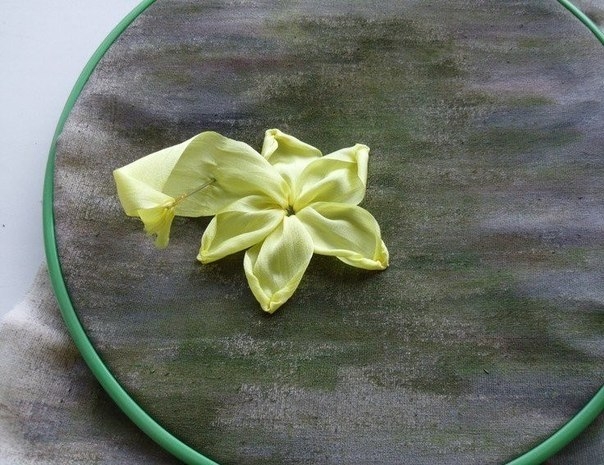 Вышиваем нарциссы лентами