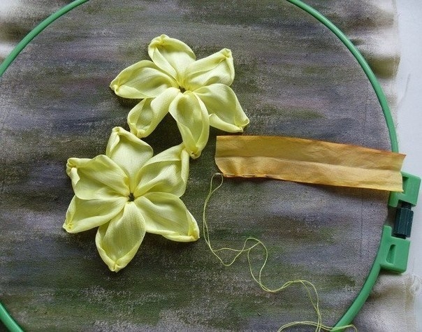 Вышиваем нарциссы лентами