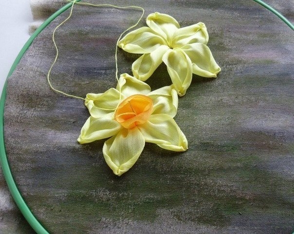 Вышиваем нарциссы лентами