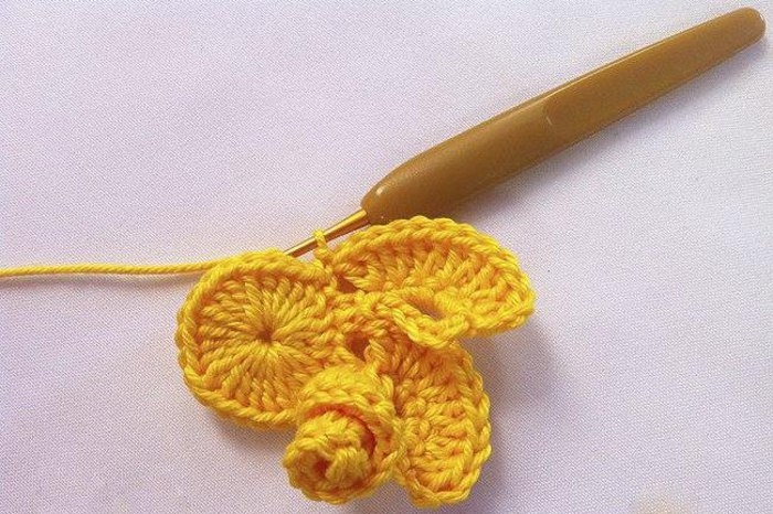 Интересный цветок крючком Интересный цветок крючком