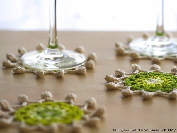 Подставки с помпонами крючком