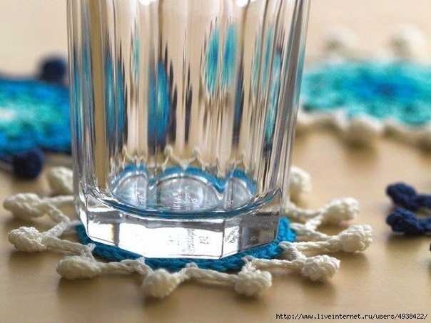 Подставки с помпонами крючком