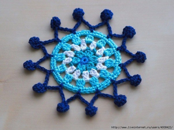 Подставки с помпонами крючком