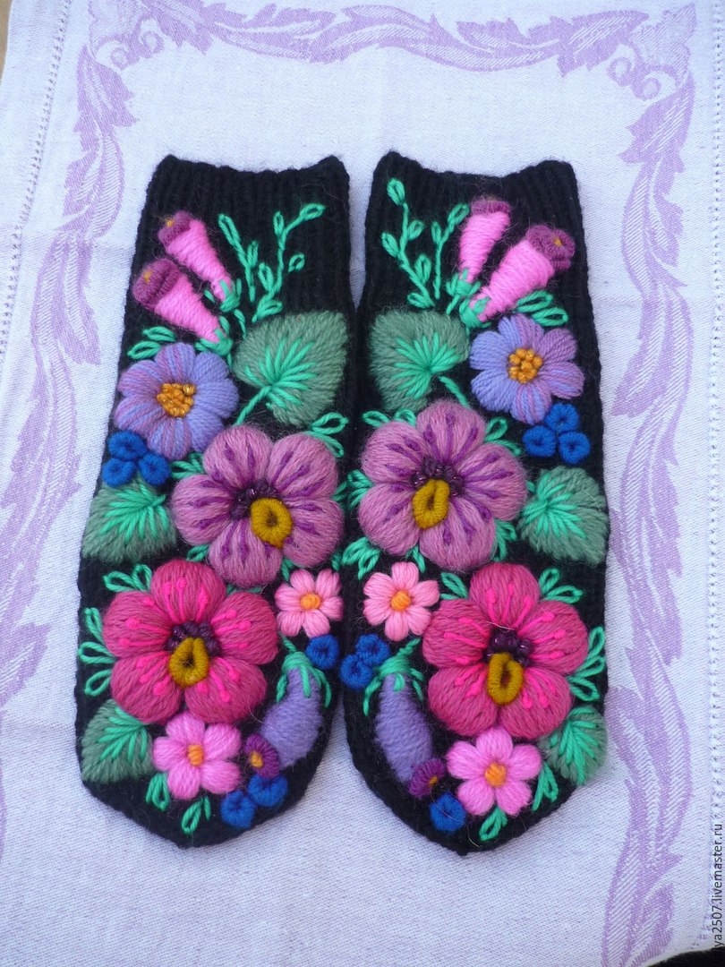 Вышивка на варежках