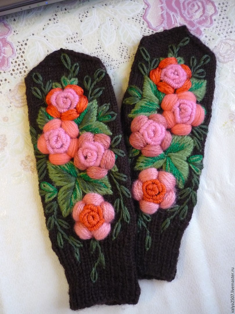 Вышивка на варежках