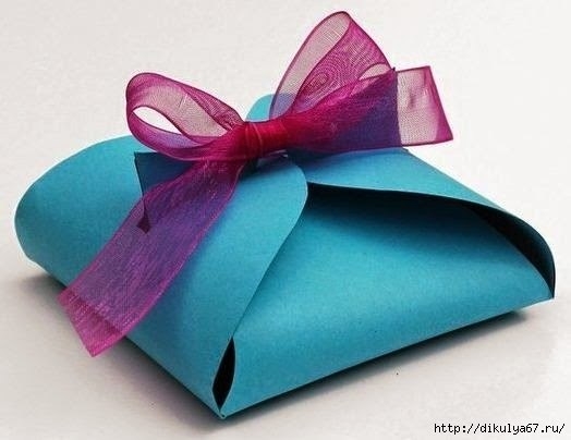 Упаковка маленького подарка в виде кошки и собачки