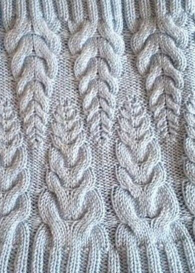 Вязаная шапка с интересным узором со схемой