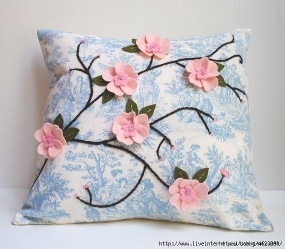 Декор подушек цветами