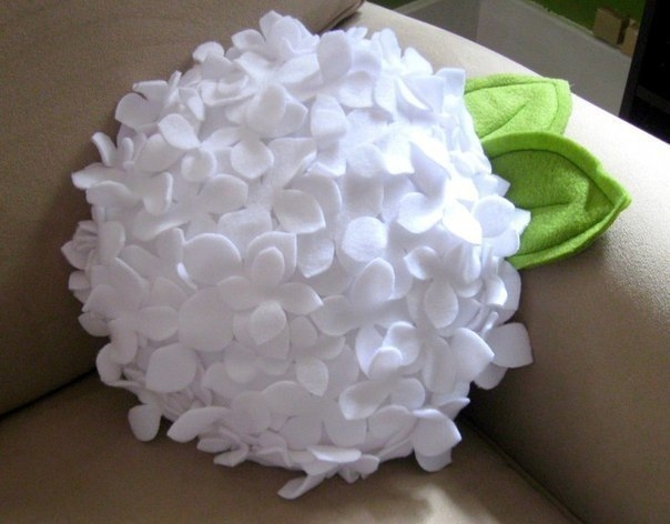 Декор подушек цветами