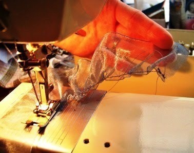 Декорируем подушку органзой