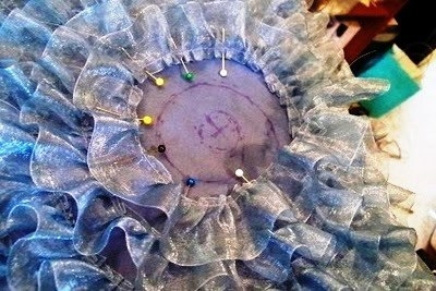 Декорируем подушку органзой