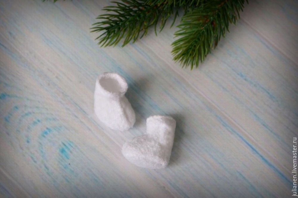 Шьем рождественские валенки для миниатюр