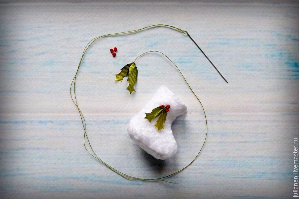 Шьем рождественские валенки для миниатюр