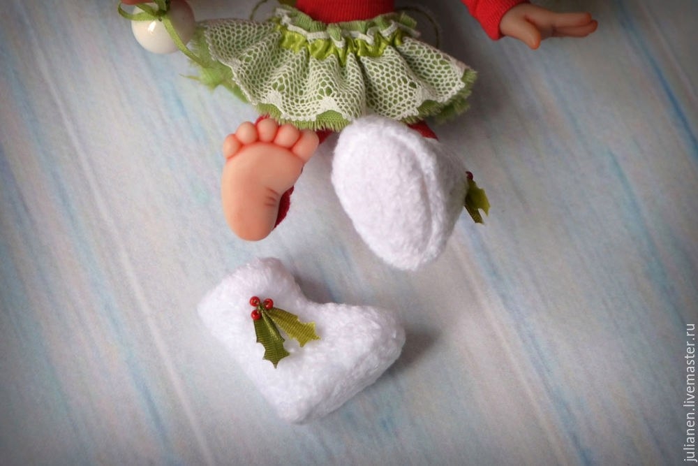 Шьем рождественские валенки для миниатюр