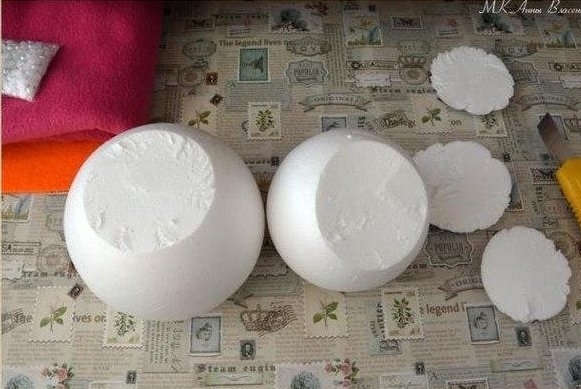 Снеговички из пенопластовых шариков