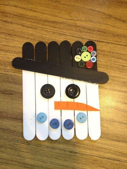 Палочки для мороженого в новогоднем декоре.