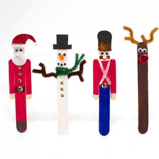 Палочки для мороженого в новогоднем декоре.