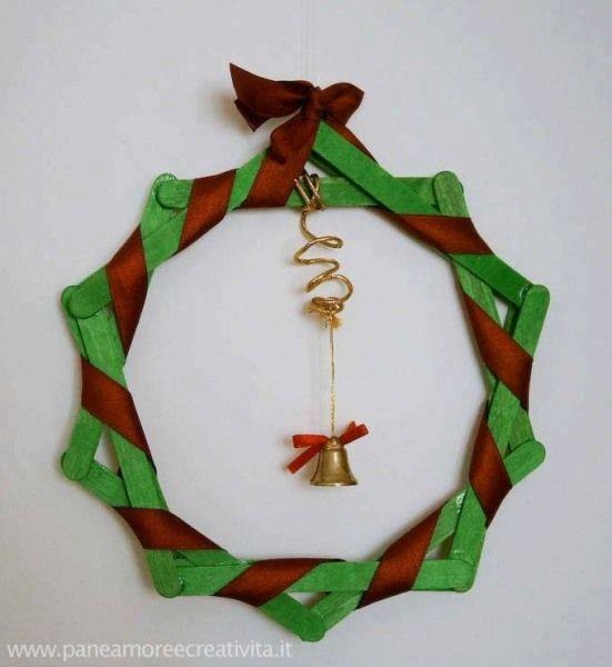 Палочки для мороженого в новогоднем декоре.