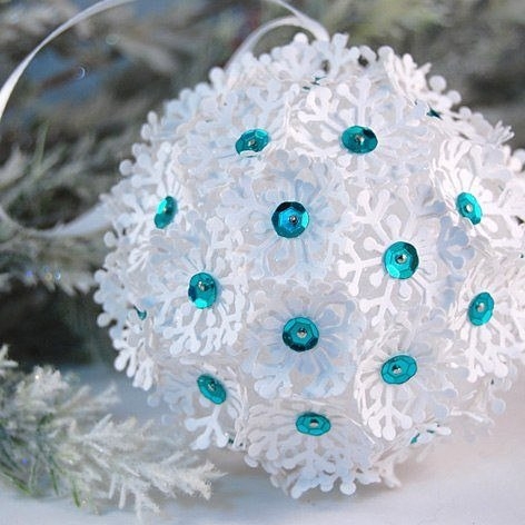 Елочные шарики из бумажных снежинок