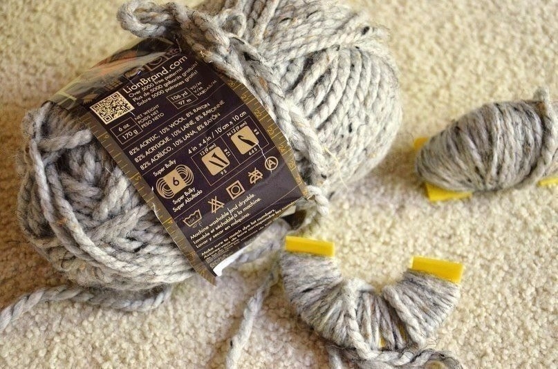 Кролики из помпонов. Идея для детского творчества