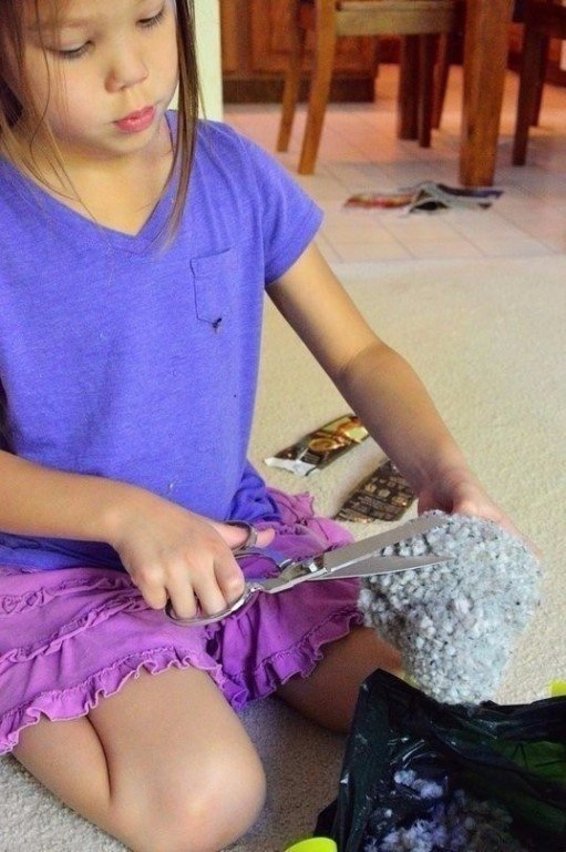 Кролики из помпонов. Идея для детского творчества