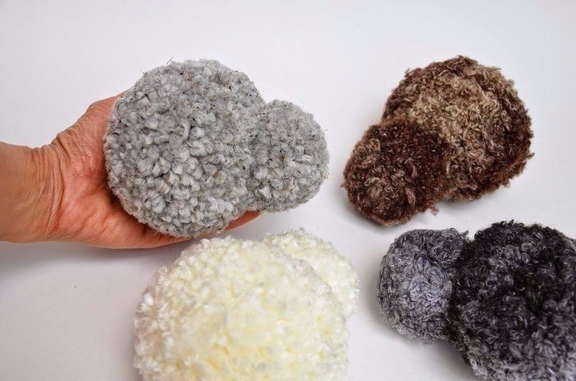 Кролики из помпонов. Идея для детского творчества