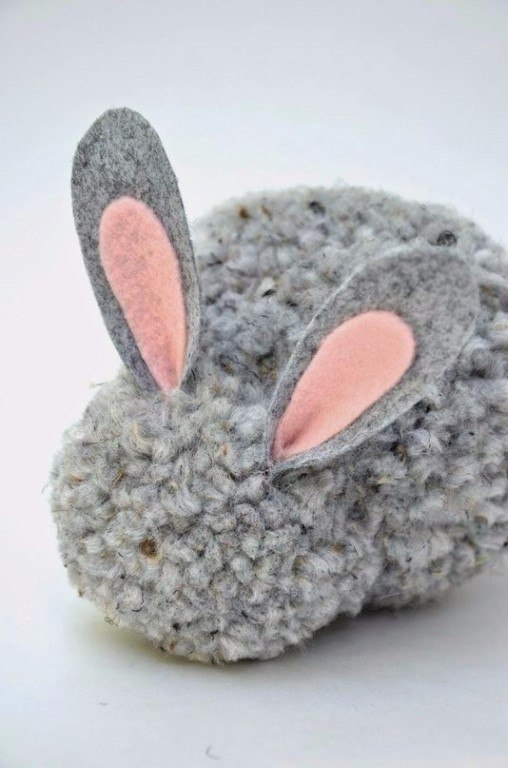 Кролики из помпонов. Идея для детского творчества