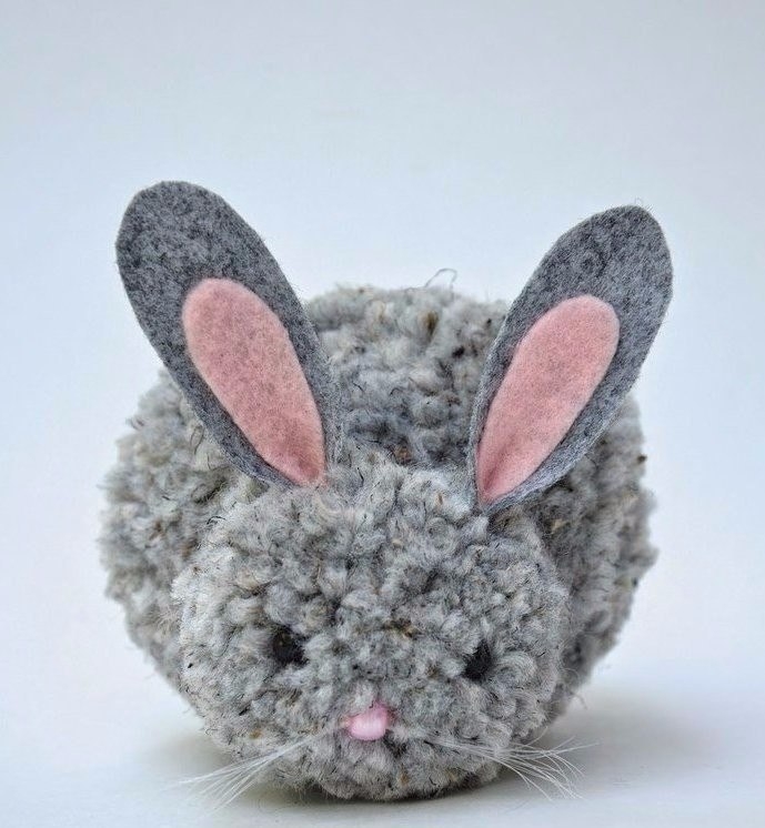 Кролики из помпонов. Идея для детского творчества
