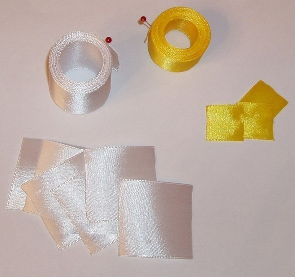 Нарциссы из атласных лент.