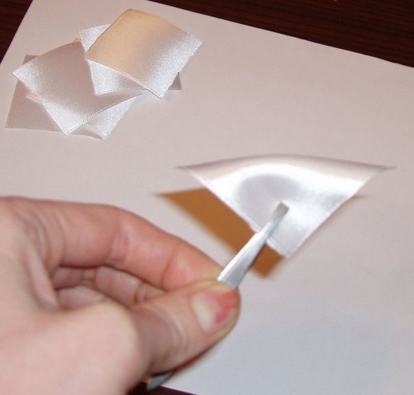 Нарциссы из атласных лент.