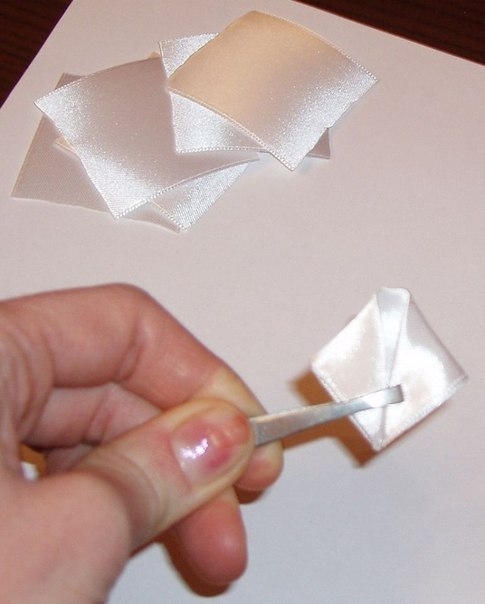 Нарциссы из атласных лент.