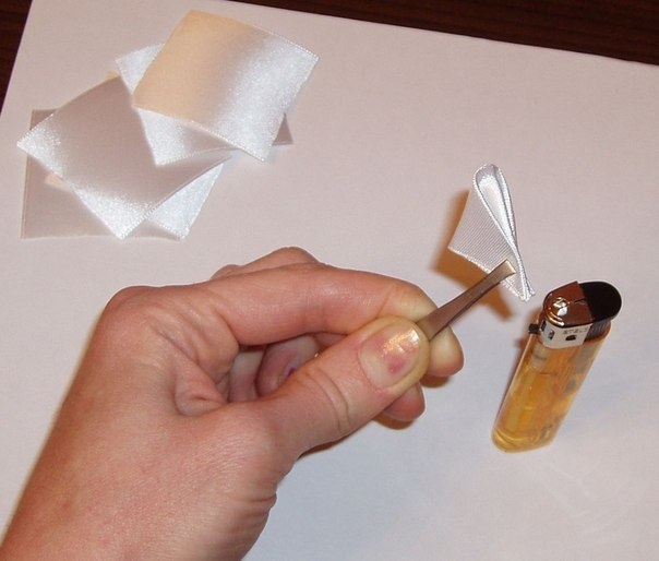 Нарциссы из атласных лент.