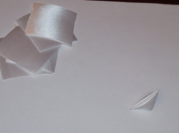 Нарциссы из атласных лент.