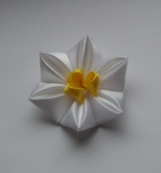 Нарциссы из атласных лент.