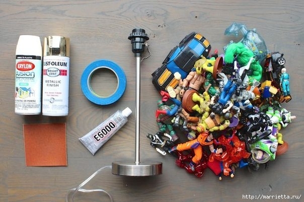 Креативная лампа из детских игрушек.