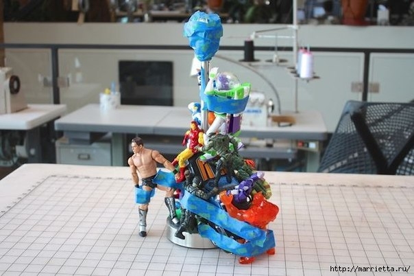 Креативная лампа из детских игрушек.